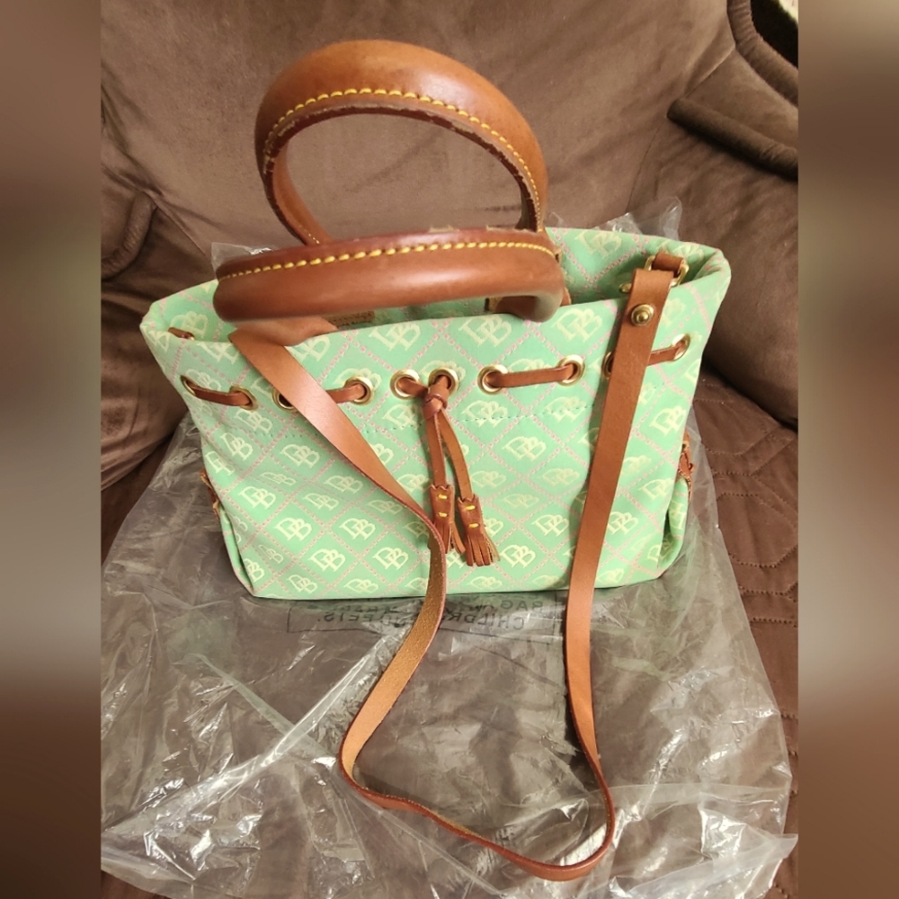 💕AUTHENTIC💕 Dooney & Burke Handbag (Green)